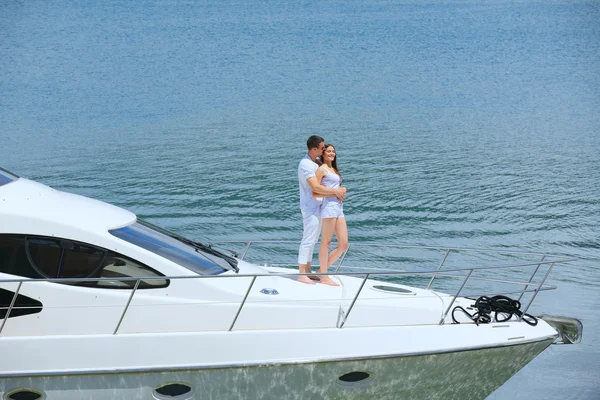 ヨットで若いカップル — ストック写真