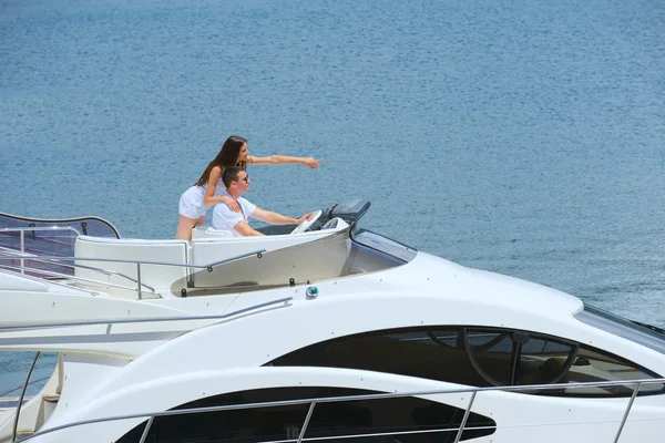 Jeune couple au yacht — Photo