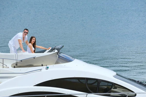 Jeune couple au yacht — Photo