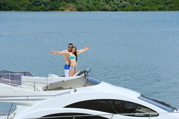 Jeune couple au yacht — Photo