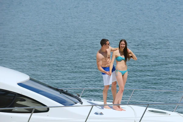 Jeune couple au yacht — Photo