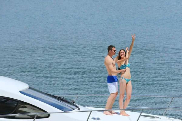 Jeune couple au yacht — Photo