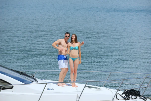 Jeune couple au yacht — Photo