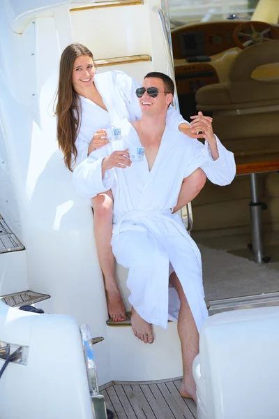 Couple at yacht — Stock Photo, Image