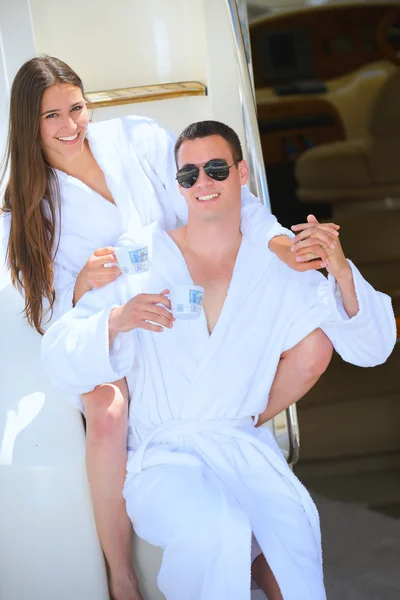 Couple at yacht — Stock Photo, Image