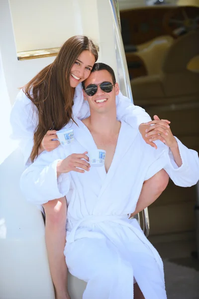 Couple at yacht — Stock Photo, Image