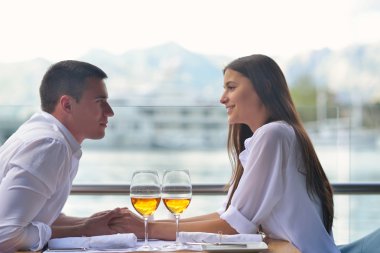 Çift öğle yemeği yiyor.