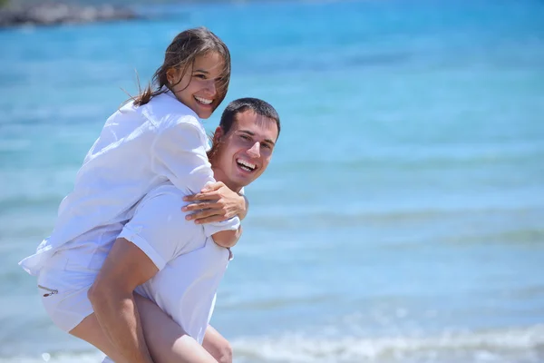 Casal na praia — Fotografia de Stock