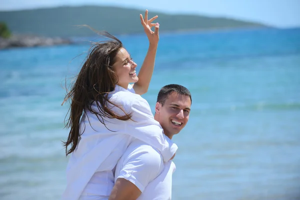 Couple at the beach — Stock Photo, Image