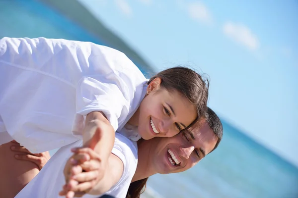 Casal se divertir na praia — Fotografia de Stock