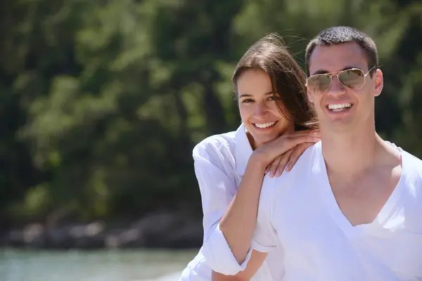 Casal se divertir na praia — Fotografia de Stock