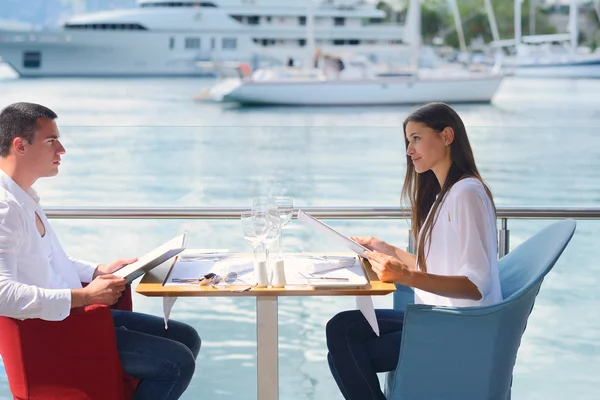 Par som äter lunch — Stockfoto