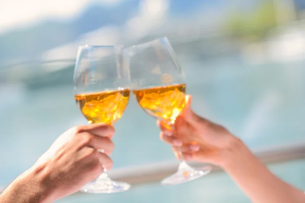 Twee glazen met wijn — Stockfoto