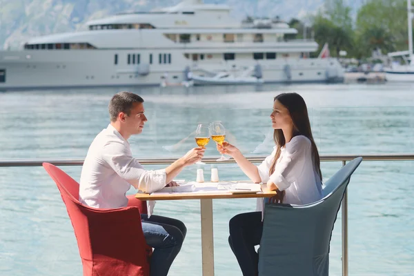 Paar beim Mittagessen — Stockfoto