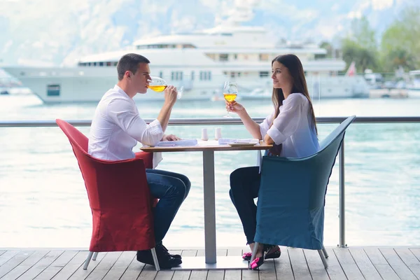 Paar beim Mittagessen — Stockfoto