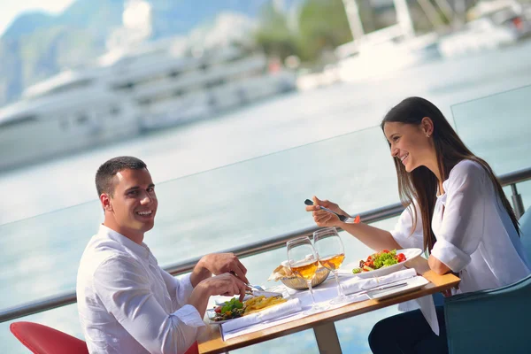 Paar beim Mittagessen — Stockfoto