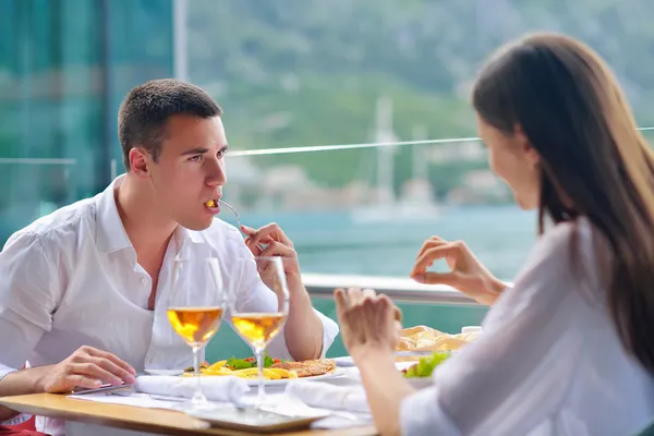 Paar beim Mittagessen — Stockfoto