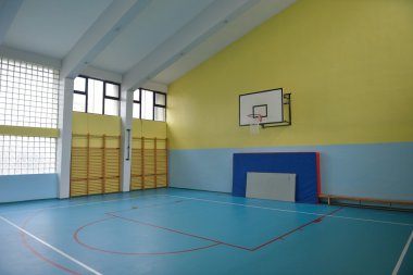 okulun spor salonu