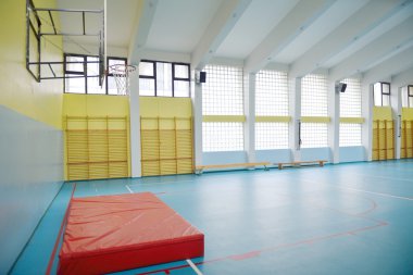 okulun spor salonu