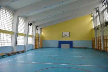okulun spor salonu