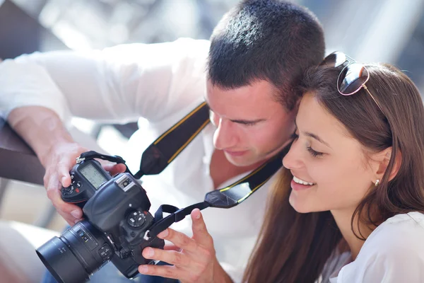 Casal olhando fotos na câmera — Fotografia de Stock