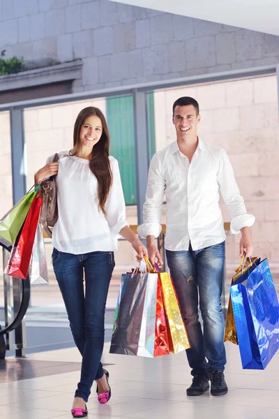 Paar beim Einkaufen — Stockfoto