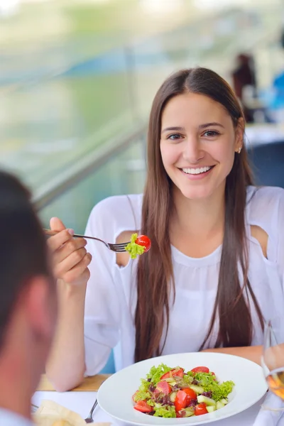 Para je lunch. — Zdjęcie stockowe