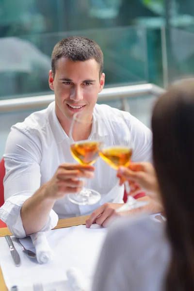 Paar beim Mittagessen — Stockfoto