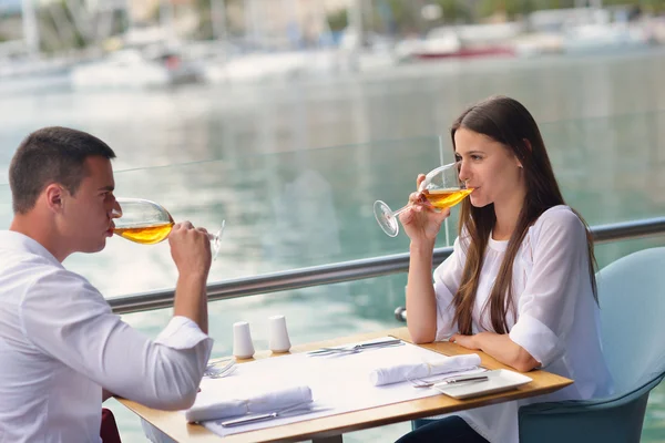 Par som äter lunch — Stockfoto