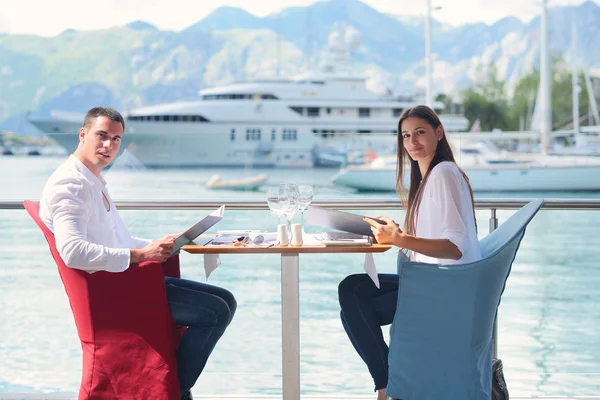 Paar beim Mittagessen — Stockfoto