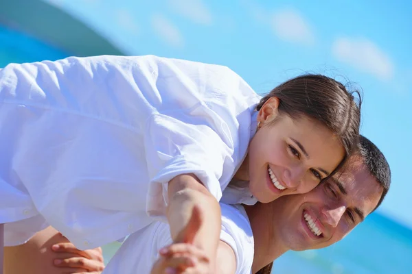 Casal na praia — Fotografia de Stock