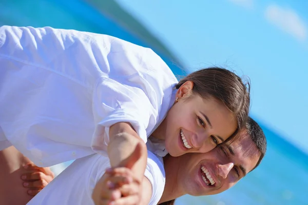 Casal na praia — Fotografia de Stock