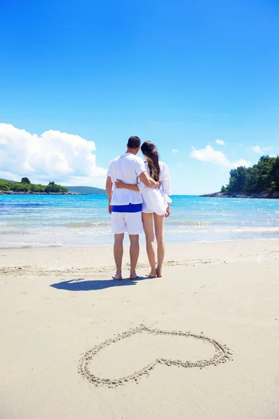 Casal e coração na areia — Fotografia de Stock