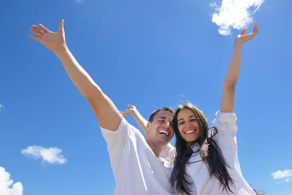 Couple at the beach — Stock Photo, Image