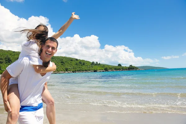 Een paar op het strand. — Stockfoto