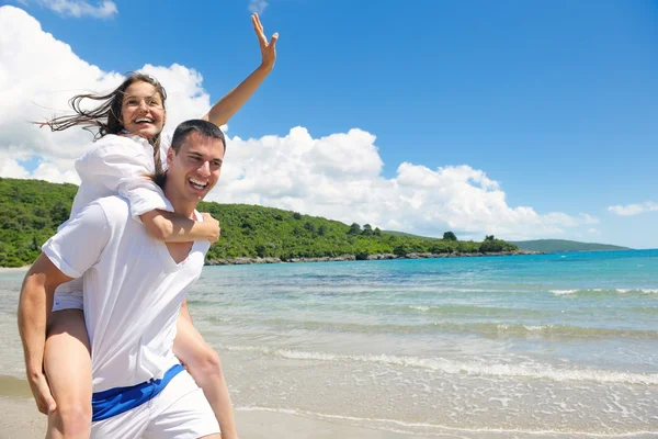 Couple at the beach — Stock Photo, Image