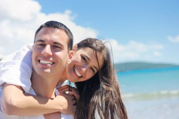 Couple at the beach — Stock Photo, Image