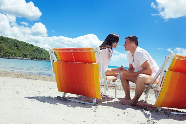 Een paar op het strand. — Stockfoto