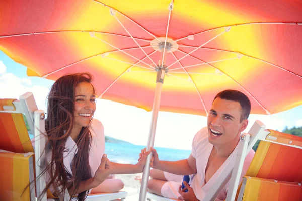 커플 우산 아래 — 스톡 사진