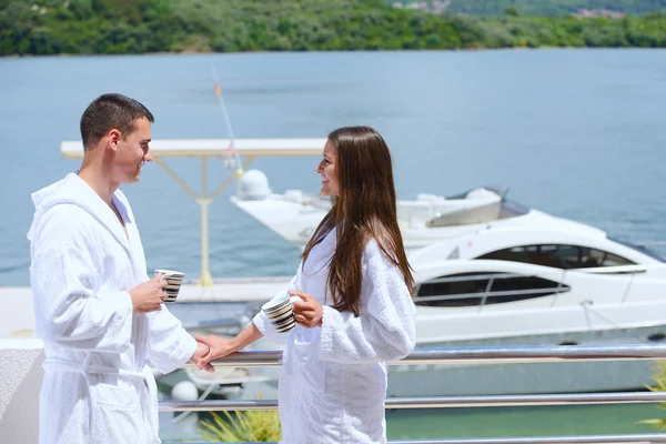 Couple next to yacht — Stock Photo, Image