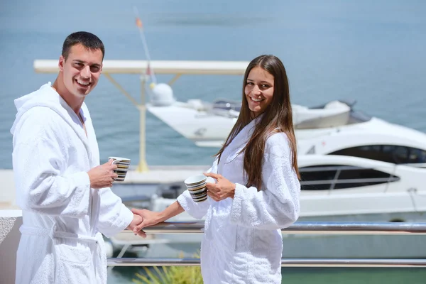 Couple next to yacht — Stock Photo, Image