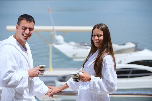 Couple next to yacht — Stock Photo, Image