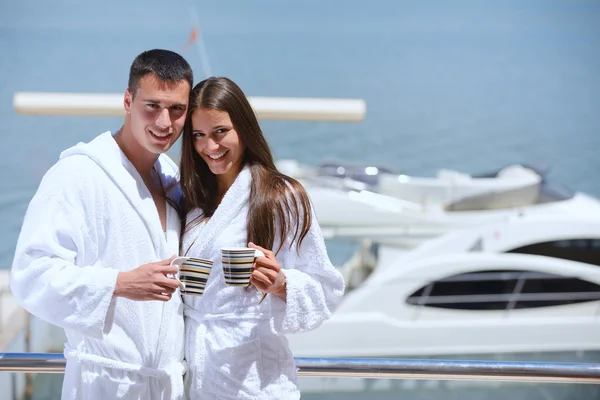 Couple next to yacht — Stock Photo, Image