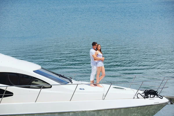 ヨットの上でカップルします。 — ストック写真