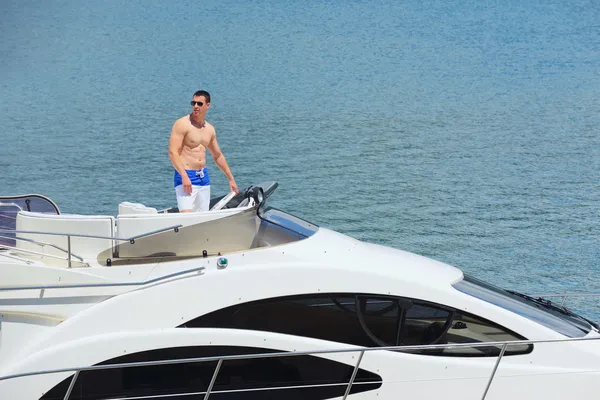 Jeune homme sur le yacht — Photo