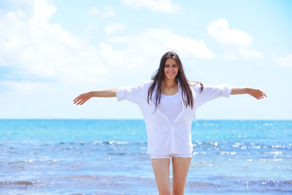 Vrouw genieten van de zomervakantie — Stockfoto