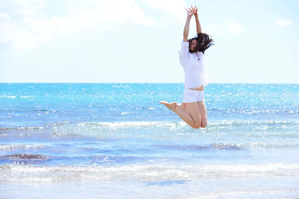 Frau genießt Sommerurlaub — Stockfoto