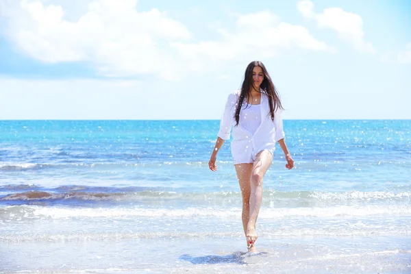 Frau genießt Sommerurlaub — Stockfoto