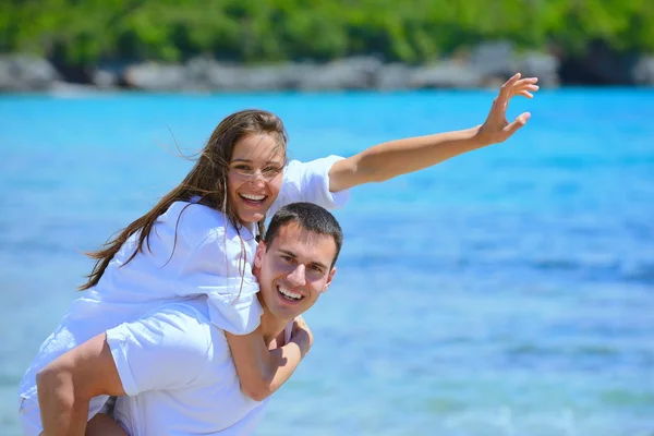 Couple at the beach — Stock Photo, Image