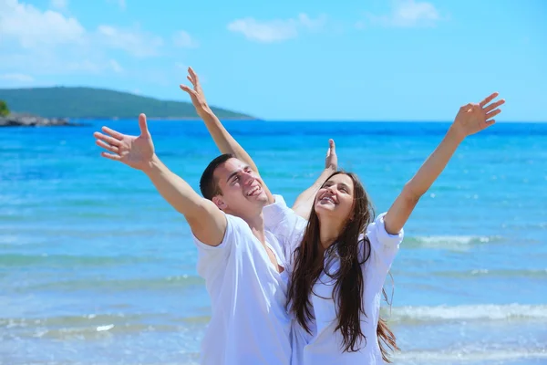 Couple at the beach — Stock Photo, Image